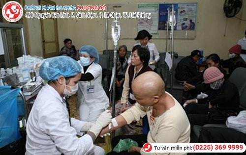 Bệnh nhân xếp hàng chờ đợi khám bệnh tại bệnh viện công Bệnh nhân xếp hàng chờ đợi khám bệnh tại bệnh viện công